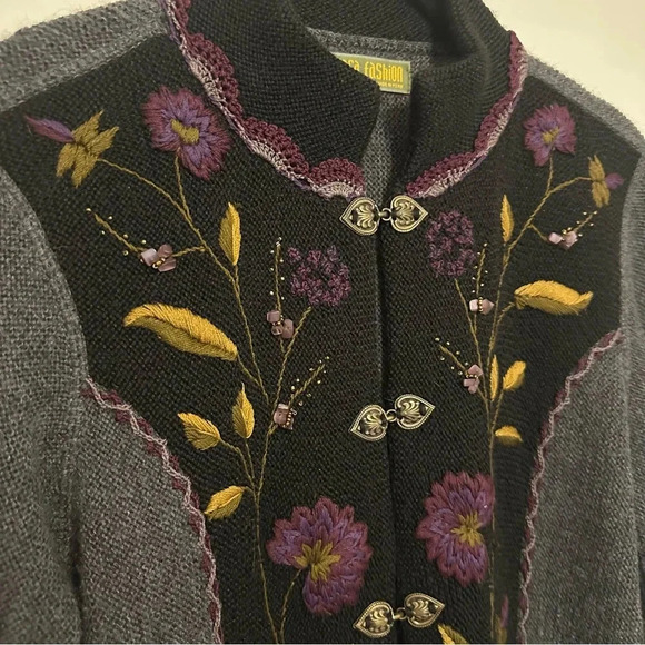Alpaca Embroidered and Beaded Cardigan with metal clasps size small hand made - Picture 3 of 10